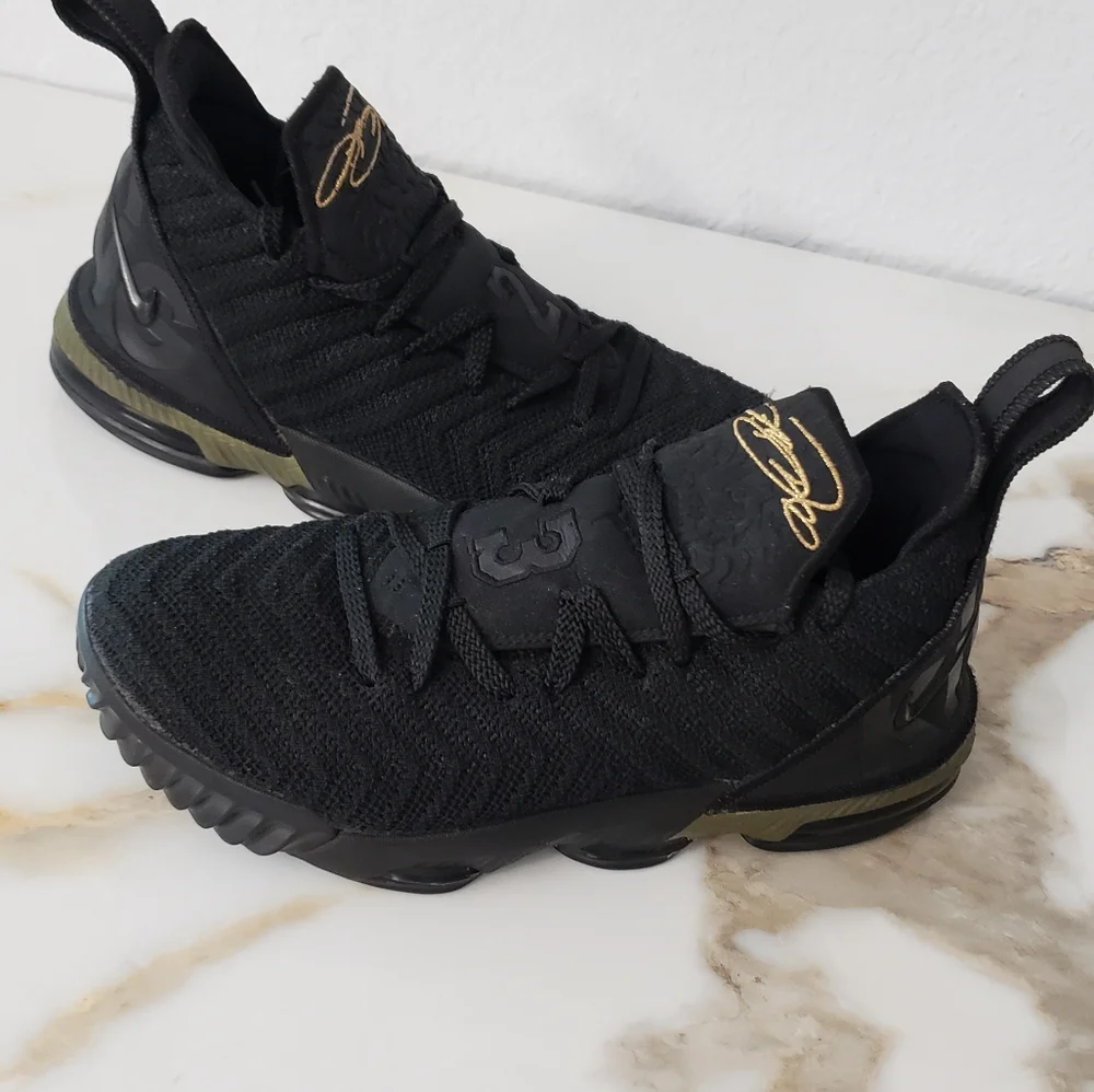 Nike LeBron 16 GS I'm King black metallic gold size 5.5 youth basketball tennis